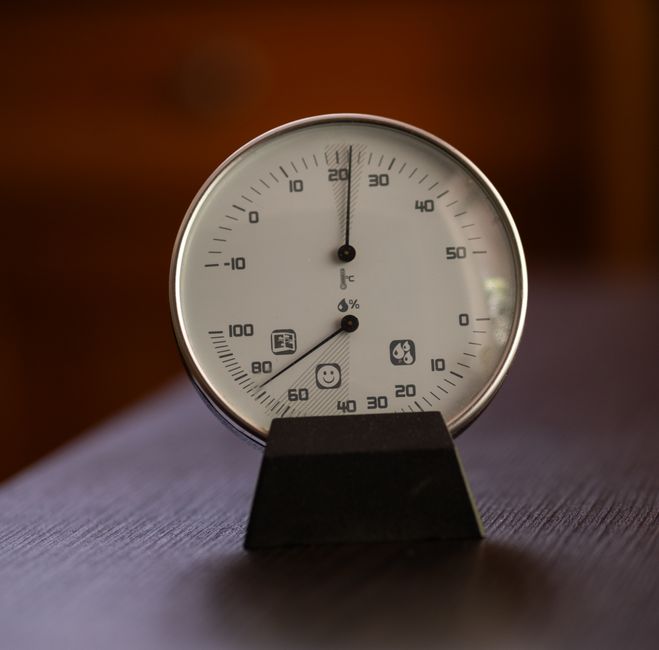 Analog hygrometer displaying indoor temperature and humidity