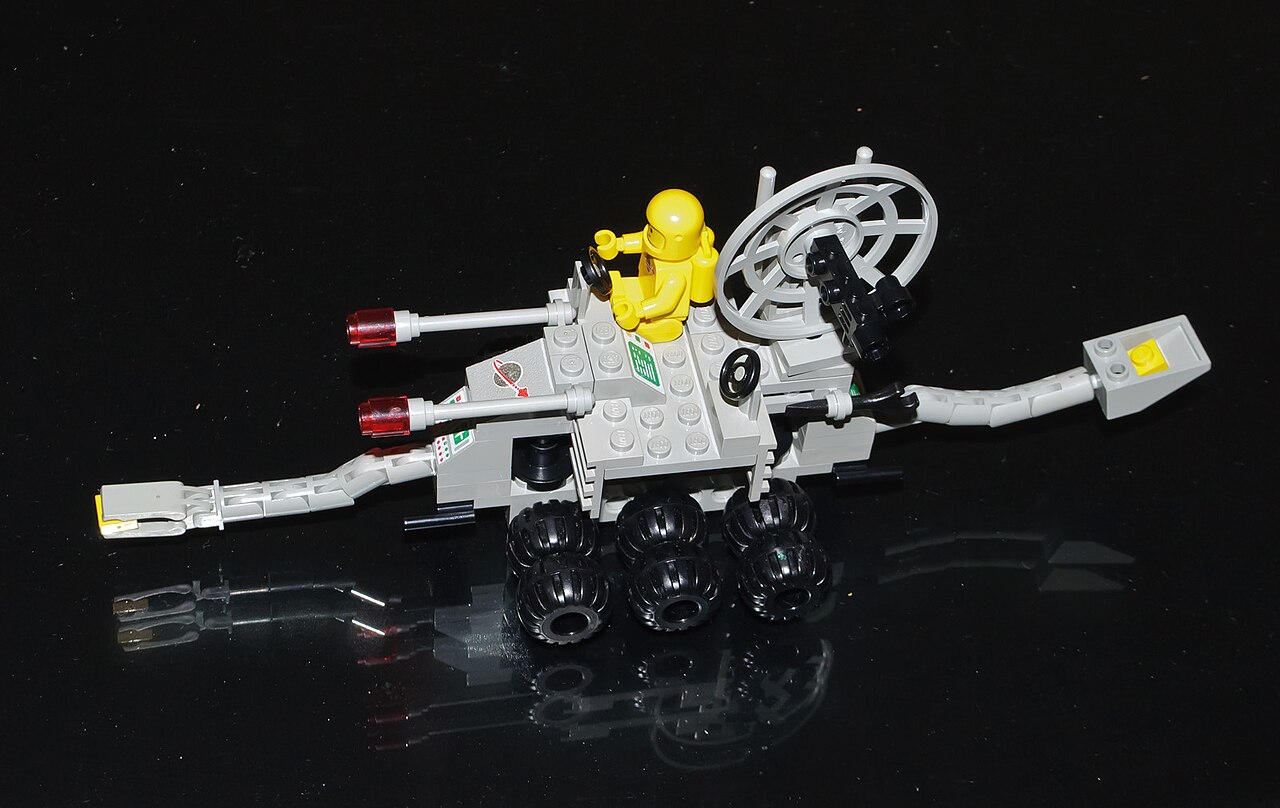 How to Tell Whether a LEGO Minifigure Has Common Replacement Parts Before You Buy 3 LEGO minifigure and vintage LEGO space set photo