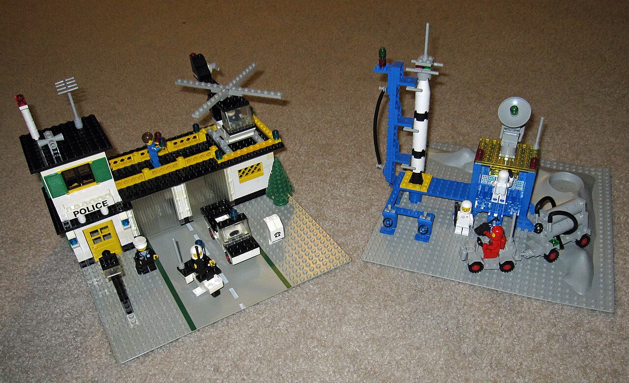 How to Tell Whether a LEGO Minifigure Has Common Replacement Parts Before You Buy 2 LEGO minifigure photo