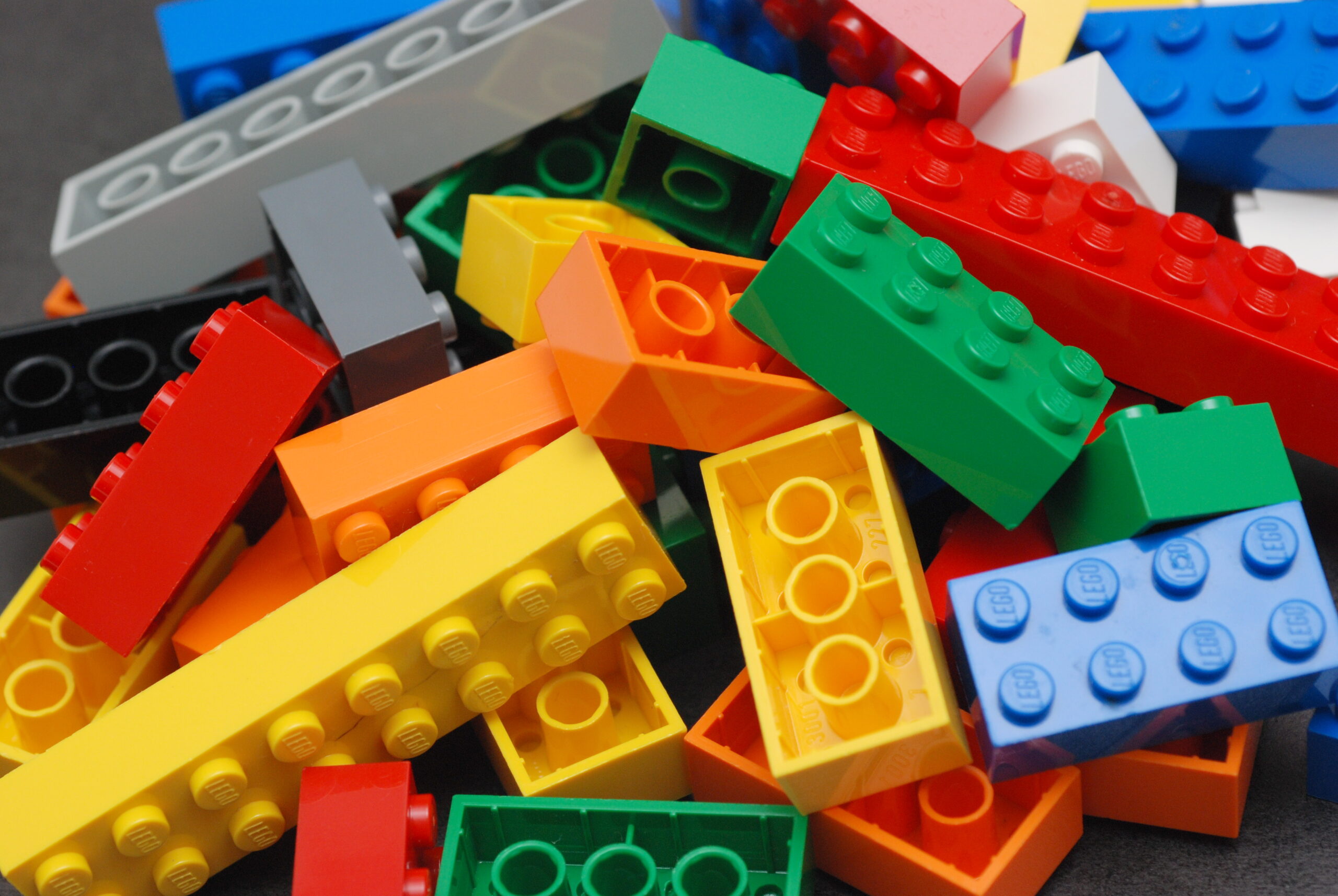 How to check used LEGO sets before buying second-hand 3 Loose LEGO bricks in assorted colours and sizes for condition checks